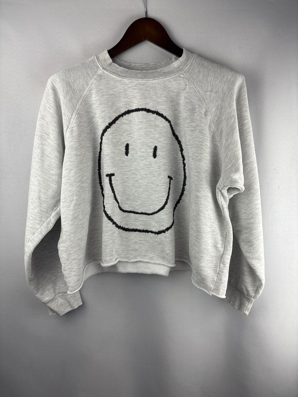 Women’s I.S.M.B.S Medium Light Gray Smiley Cropped Sweater